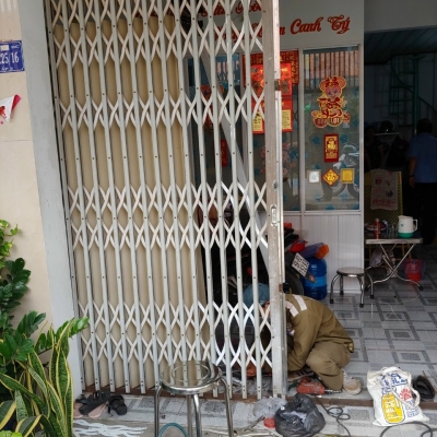 Sửa cửa sắt tại nhà Tân Bình